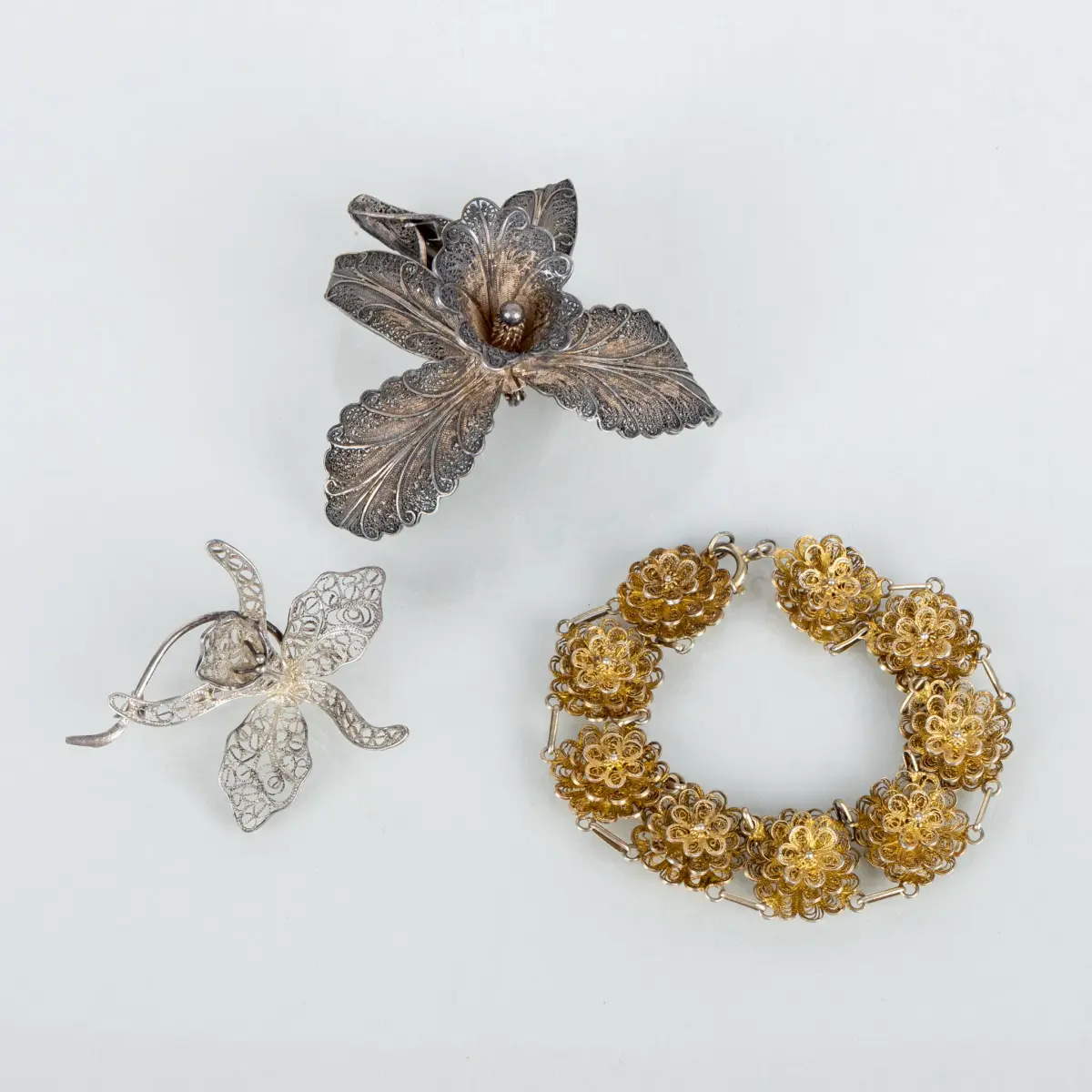 BRACCIALI E SPILLE, 3 parti, argento, filigrana, probabilmente anni 1900