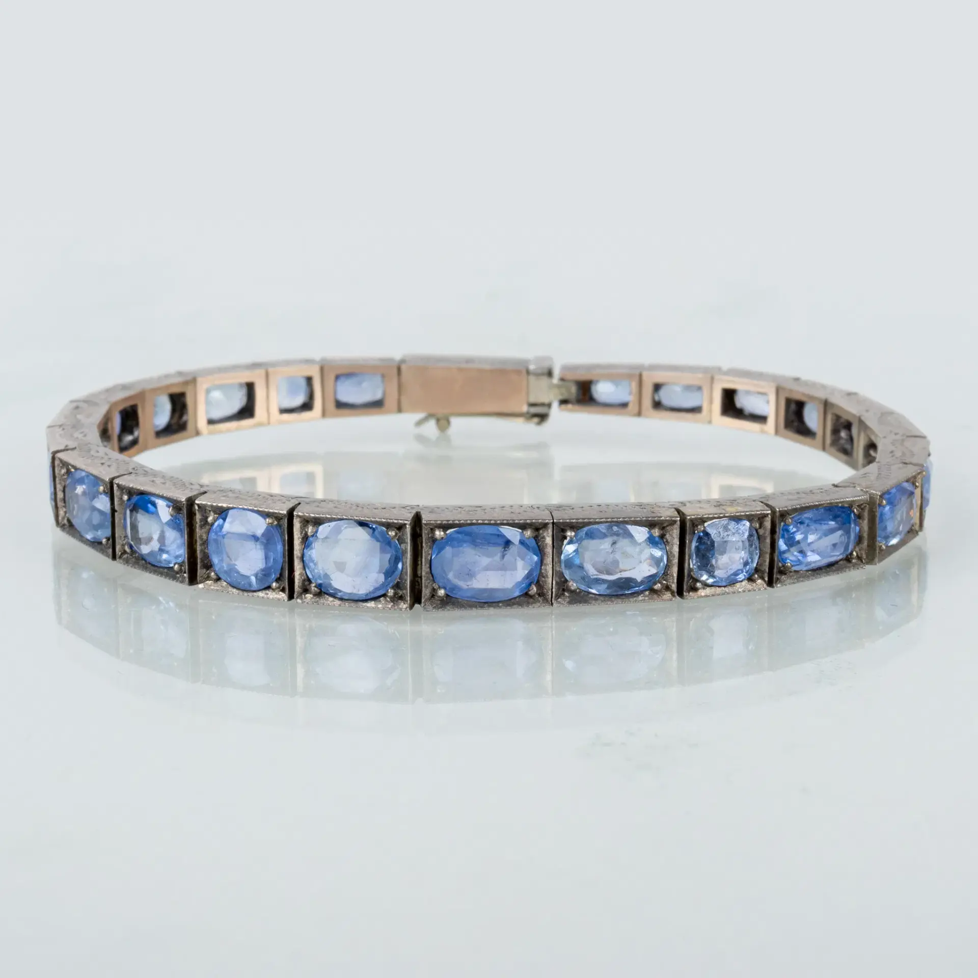 BRACCIALE, argento, con zaffiri blu, prima metà del XX secolo