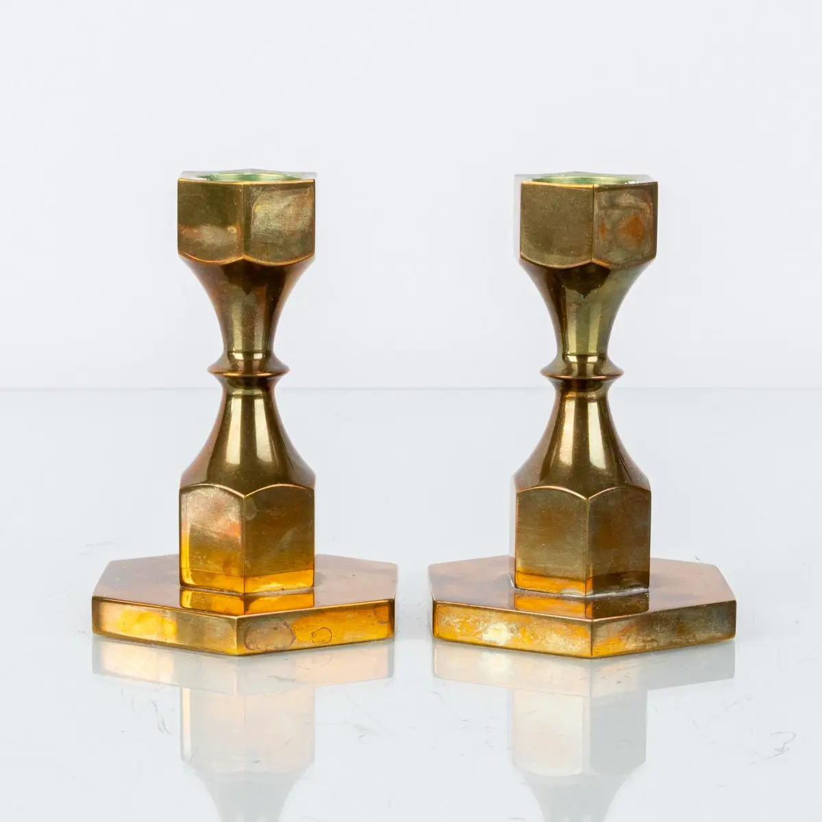 CANDELABRI, 1 paio, ottone, Metallslöjden Gusum, firmato e datato GJ 1984