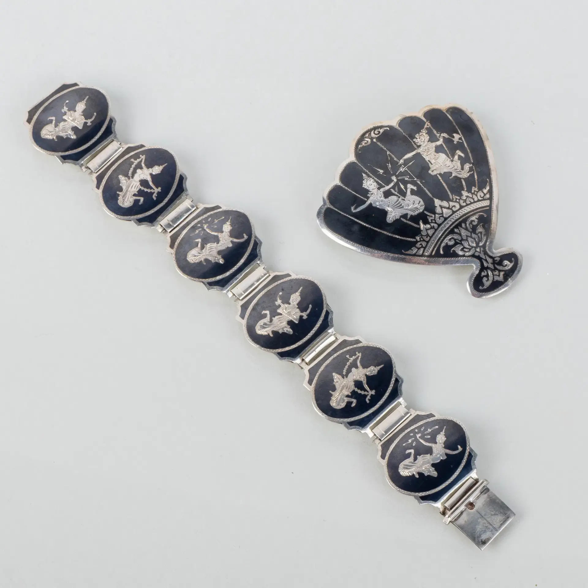 BRACCIALI E SPILLE, argento sterling, Siam, seconda metà del XX secolo