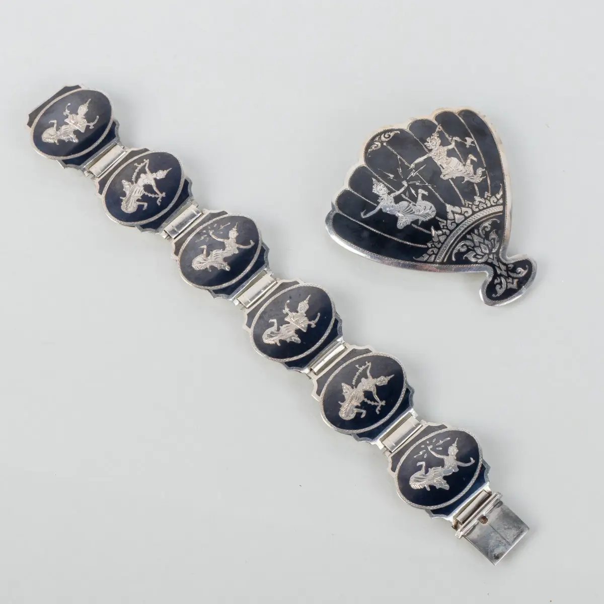 BRACCIALI E SPILLE, argento sterling, Siam, seconda metà del XX secolo