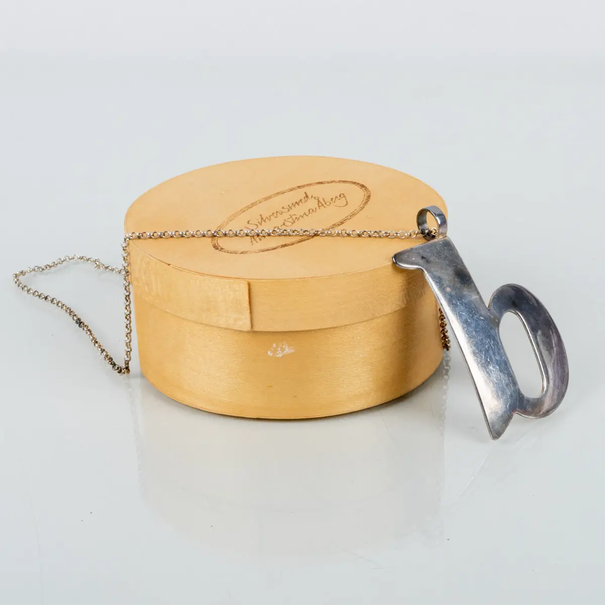 ANNA-STINA ÅBERG, una collana in argento sterling con un ciondolo fisso a forma di