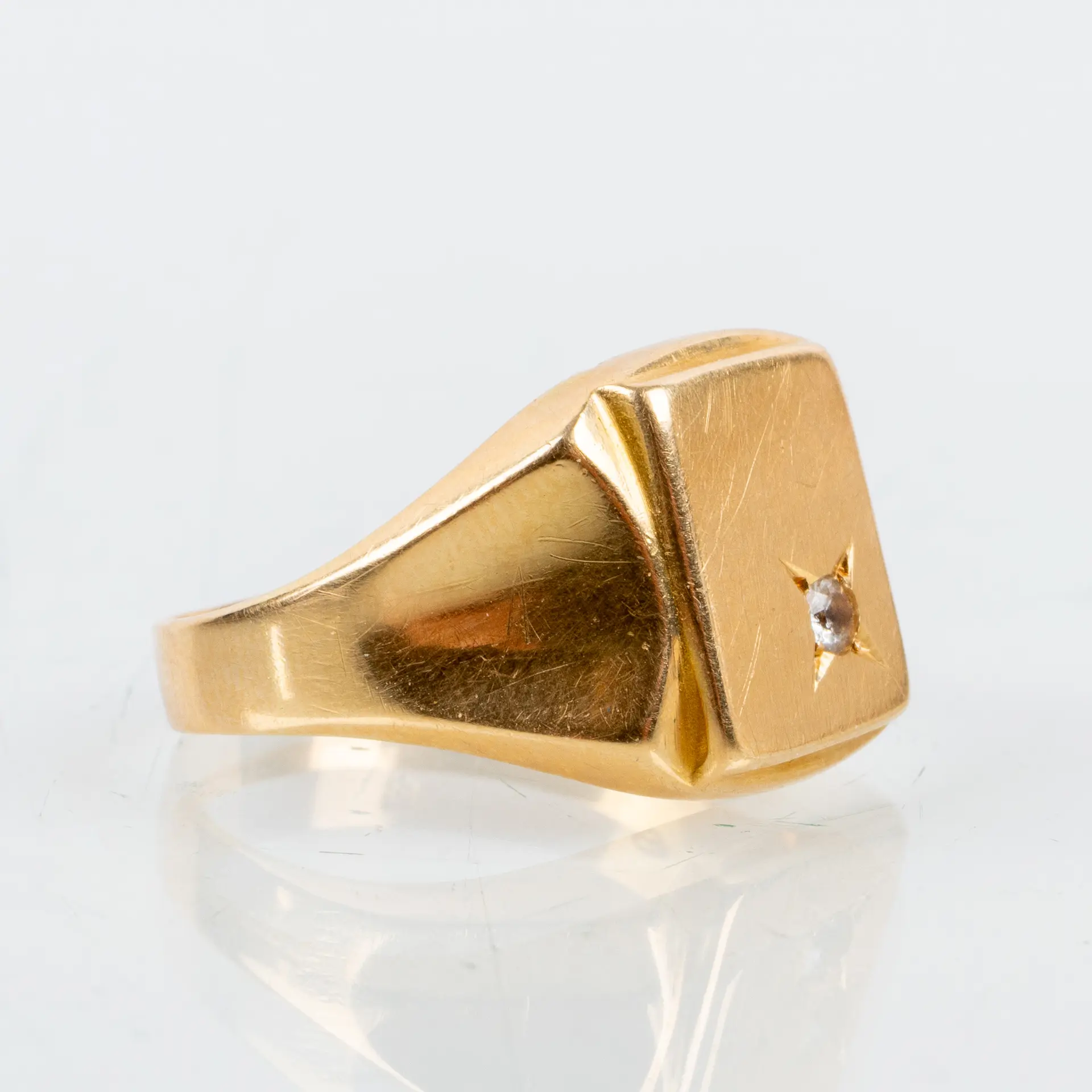 ANELLO SIGILLO, oro 18 carati, con pietra bianca, seconda metà del XX secolo