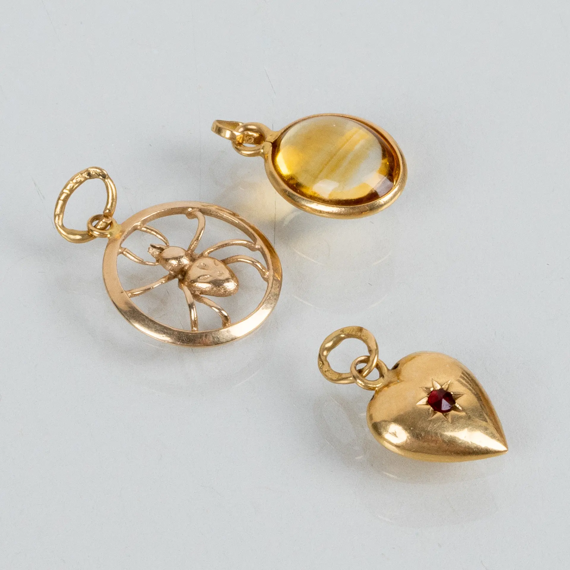 PENDENTI, 3 pezzi, oro 18k, pietra gialla e rossa, anni 1900