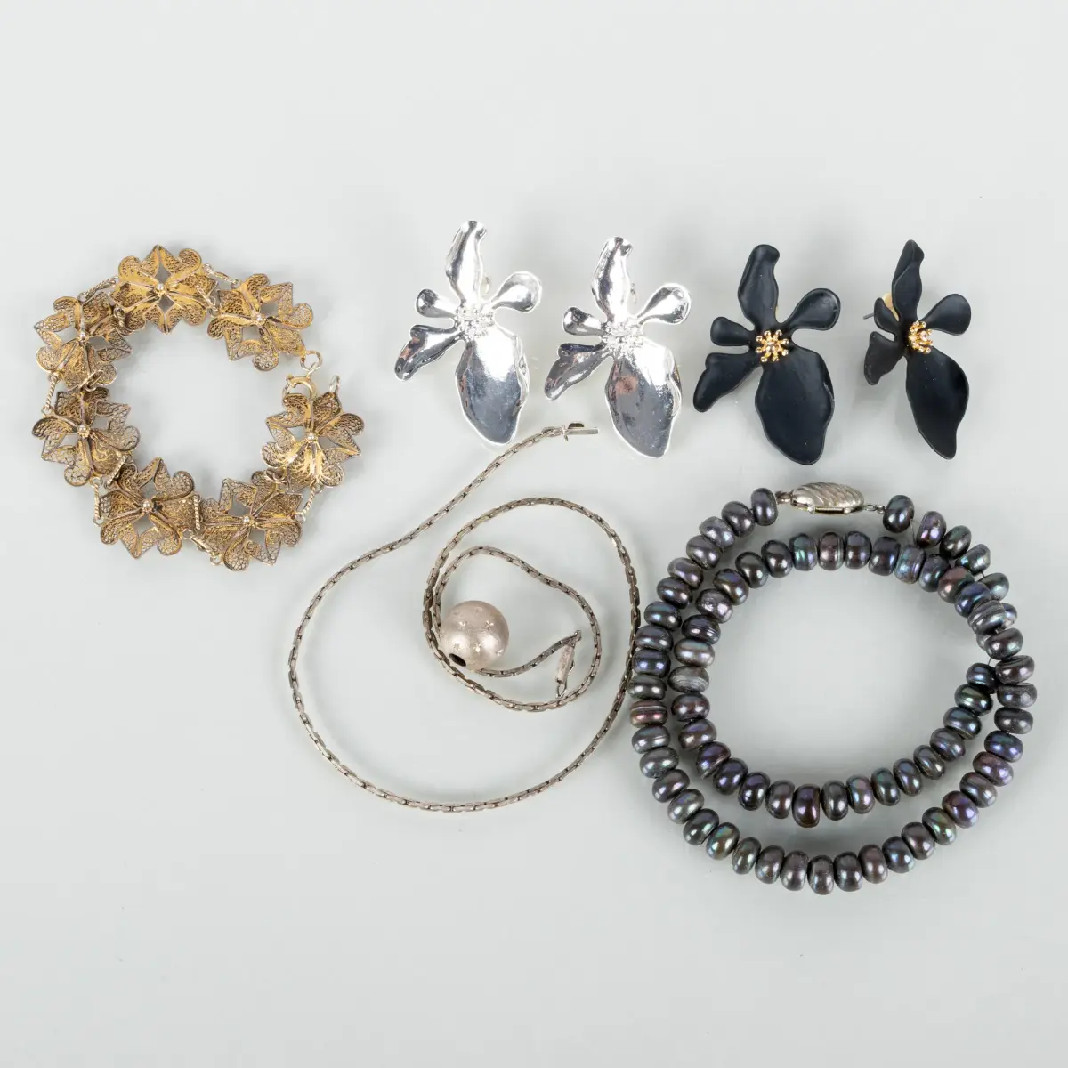 COLLEZIONE DI GIOIELLI, TRA CUI COLLANE DI PERLE, COLLANE, BRACCIALETTI E ORECCHINI