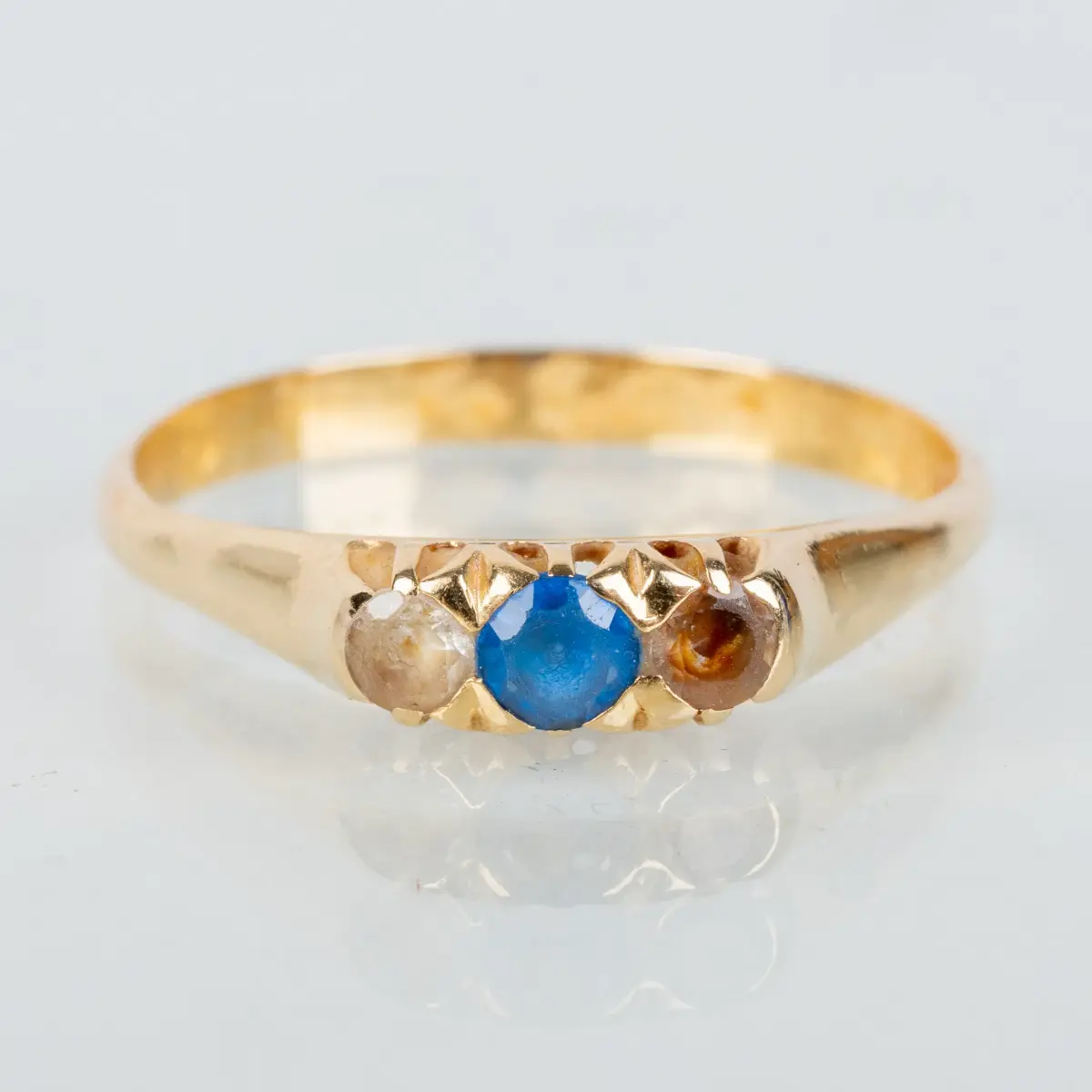 ANELLO, oro 18k, con pietre blu e bianche, metà del 1900, francobolli svedesi CFG