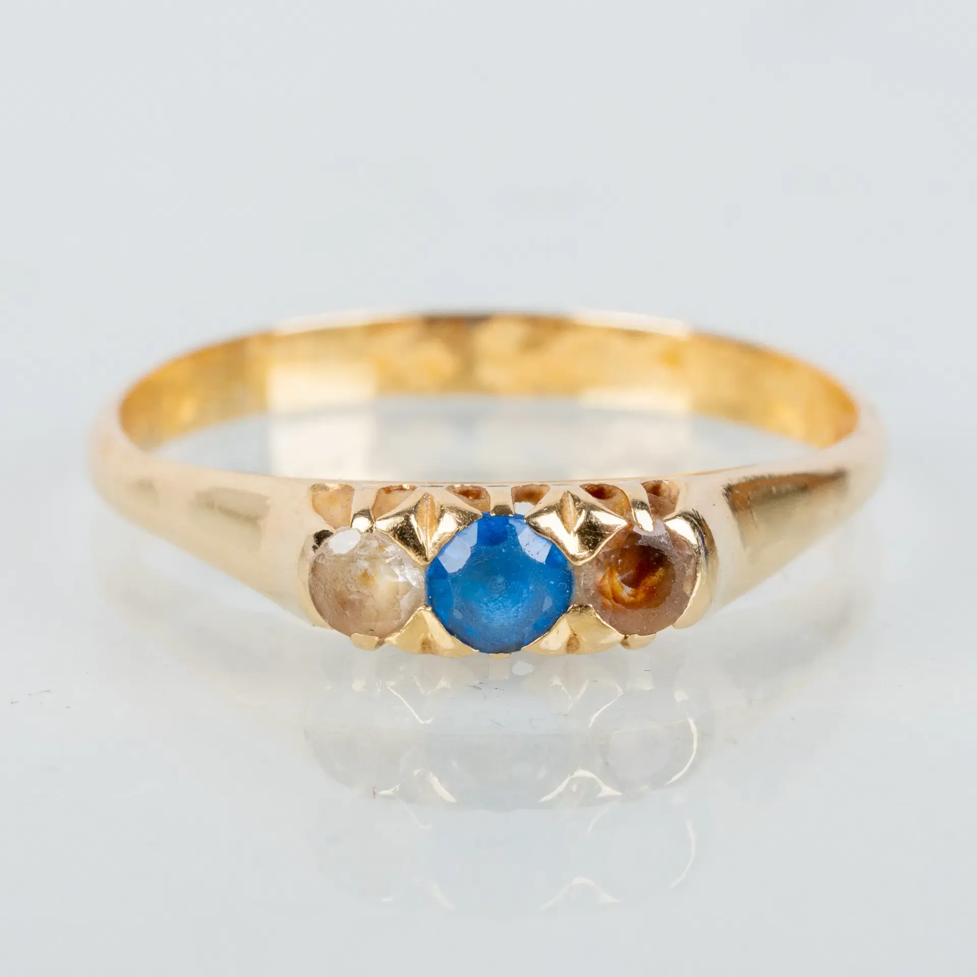 ANELLO, oro 18k, con pietre blu e bianche, metà del 1900, francobolli svedesi CFG