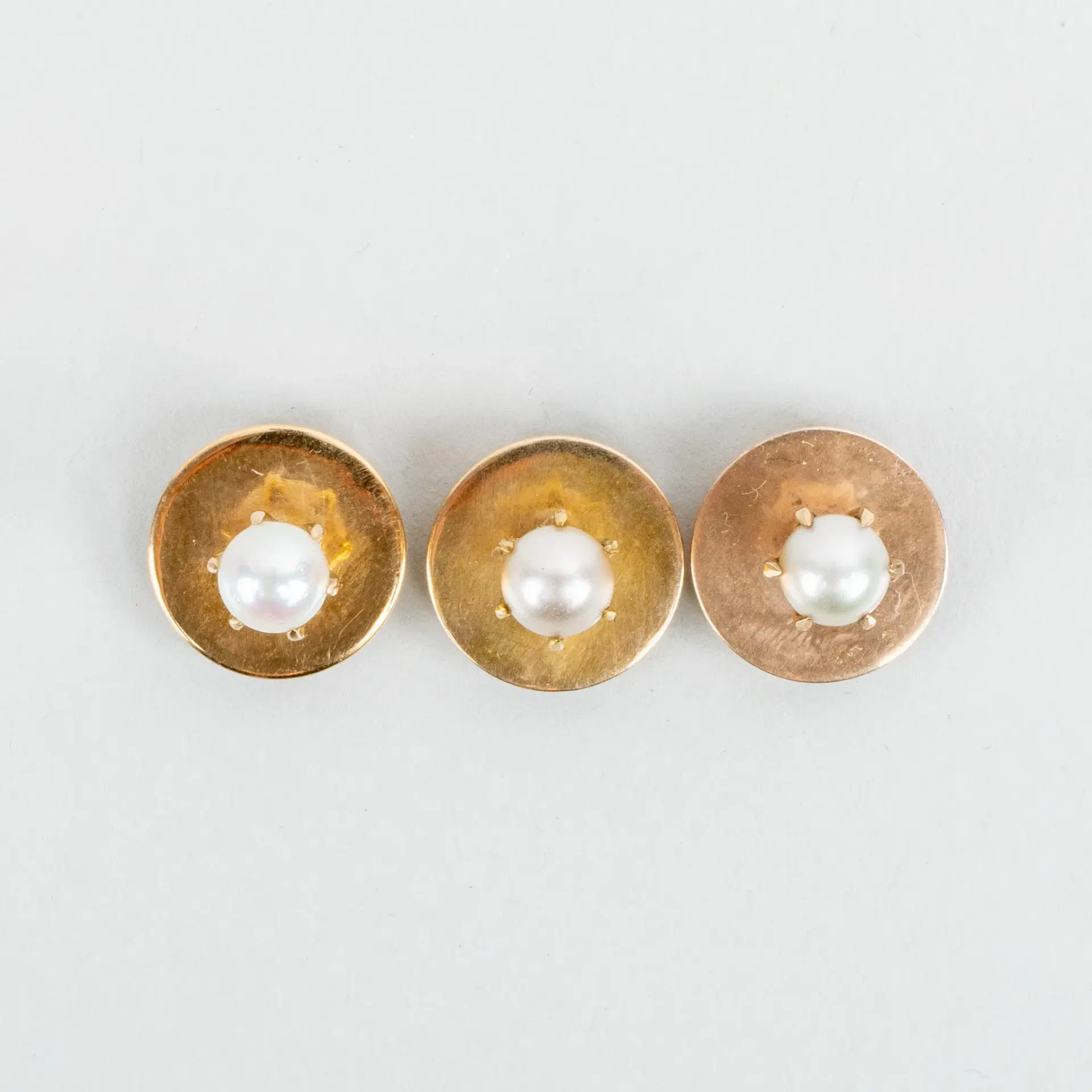 BOTTONI DELLA CAMICIA, 3 pezzi, oro 14k, con perline coltivate, peso totale circa 4,4 g
