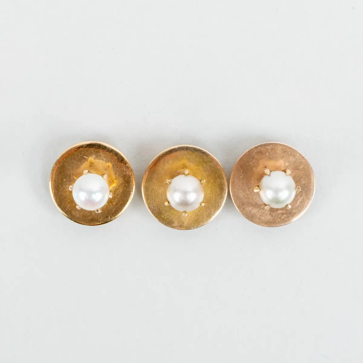 BOTTONI DELLA CAMICIA, 3 pezzi, oro 14k, con perline coltivate, peso totale circa 4,4 g