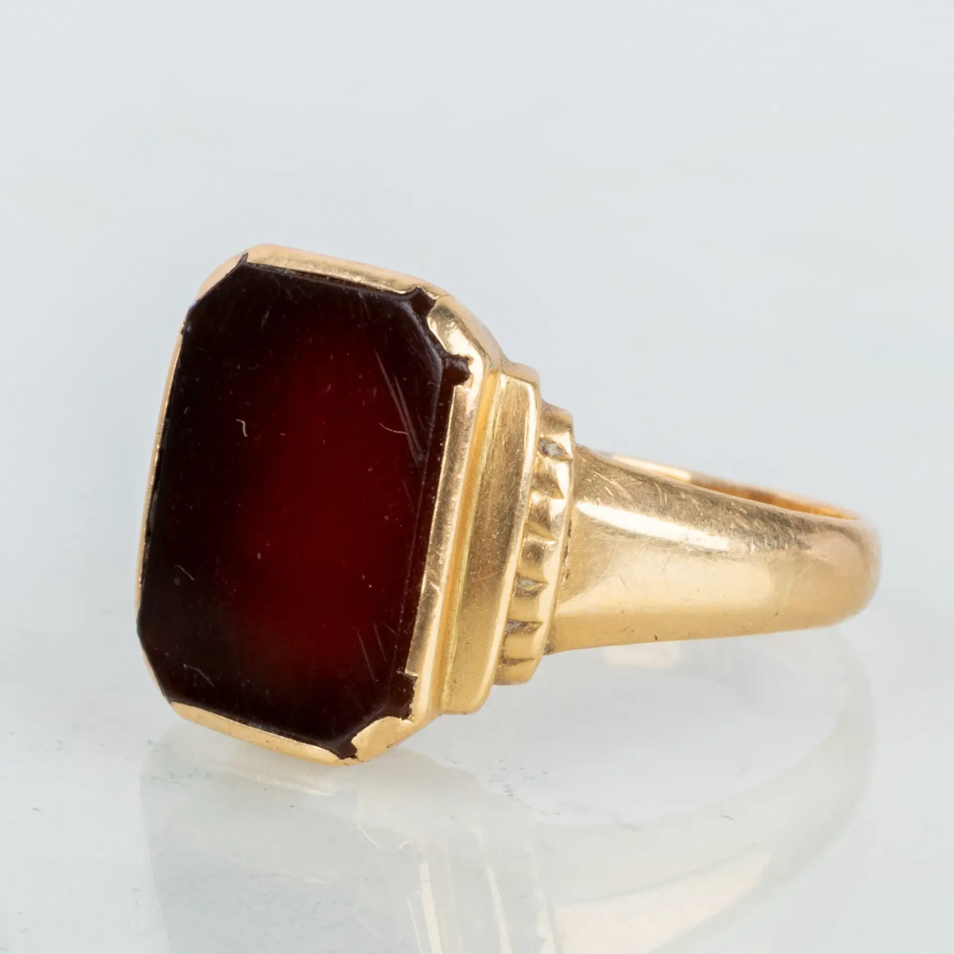 ANELLO SIGILLO, oro 18 carati, con corniola, francobolli svedesi K e EC, anno non chiaro