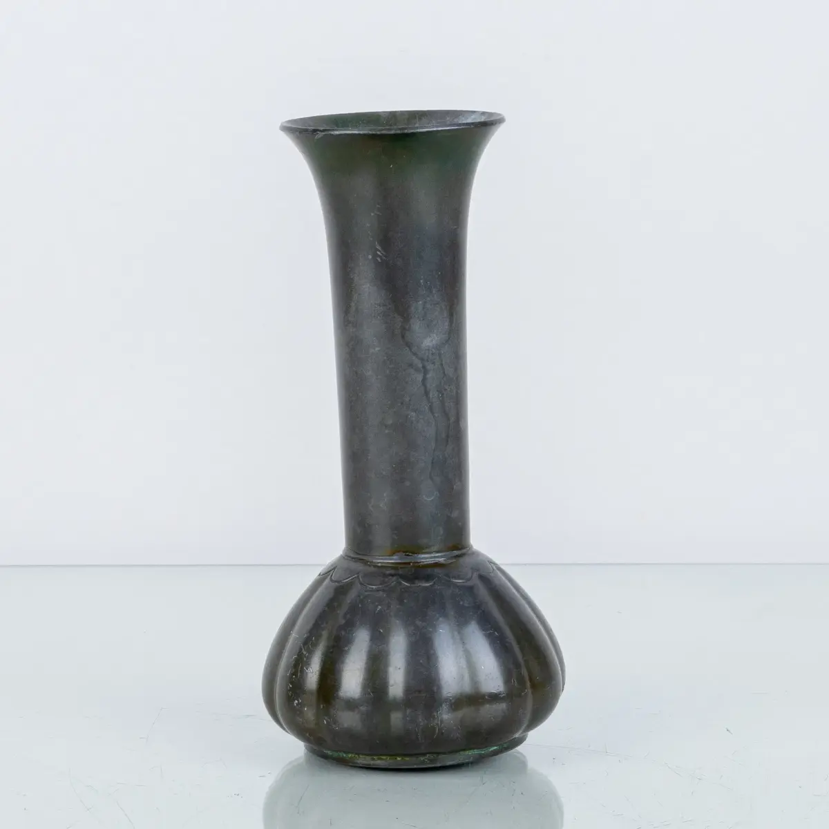 Un vaso in peltro, art déco, anni '30
