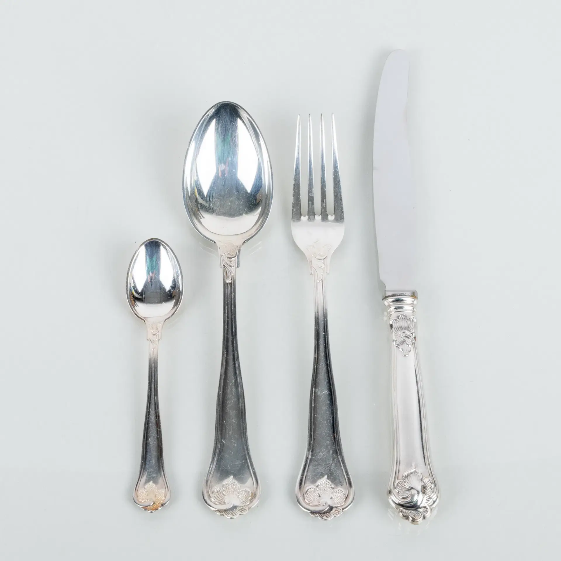 SET DI POSATE, 36 pezzi, argento, modello sassone, Cohr, probabilmente