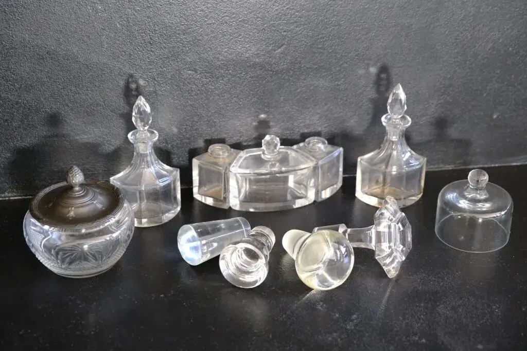 Small crystal set consisting of: - four carafe stoppers. - a small