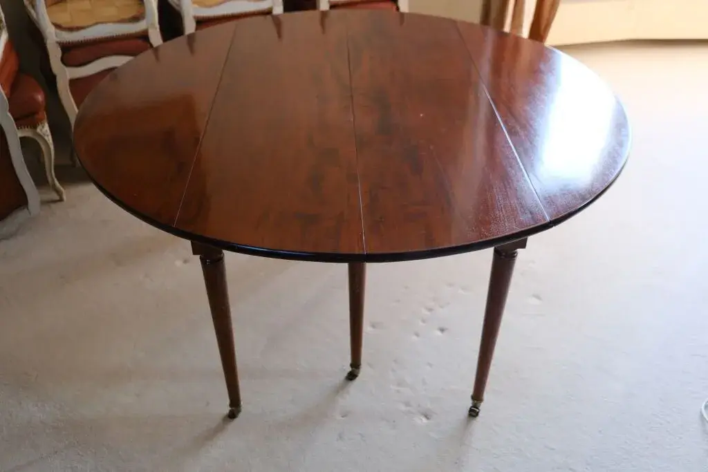 Circular folding-top table made of mahogany and mahogany veneer; the