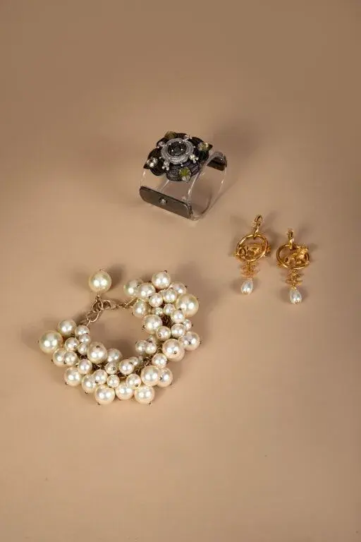 CHANEL. Pair of clip-on earrings, hoop earrings adorned on the inside