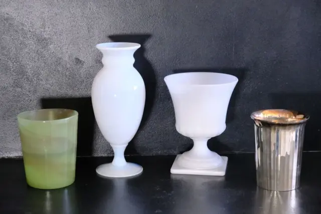 Small lot consisting of: - a baluster vase made of milky white opalescent