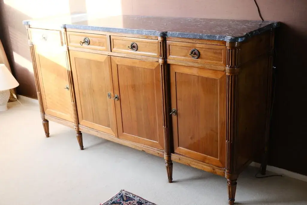 Walnut and walnut-veneer sideboard with four drawers and four doors;