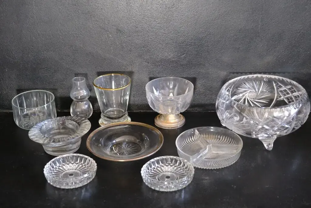 Glass or crystal set comprising: - a bottle coaster edged with a 925‰
