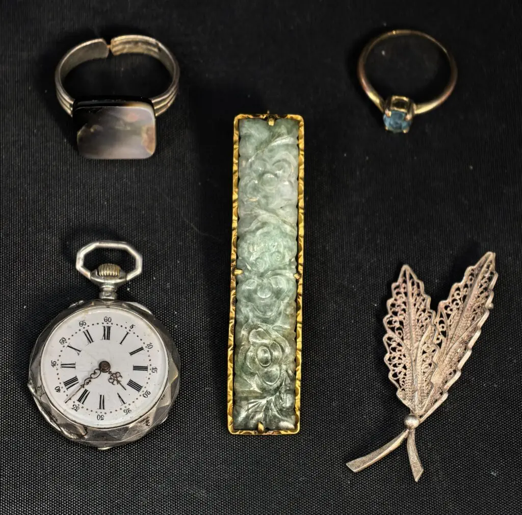A set of costume jewelry—or no trip at all—including an 800‰ silver