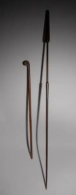 Zulu staff with a crook-shaped head. South Africa, 19th century. H: 118 cm.