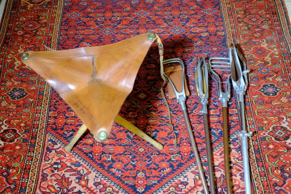 Lots of hunting stools made of chrome-plated metal and leather, or