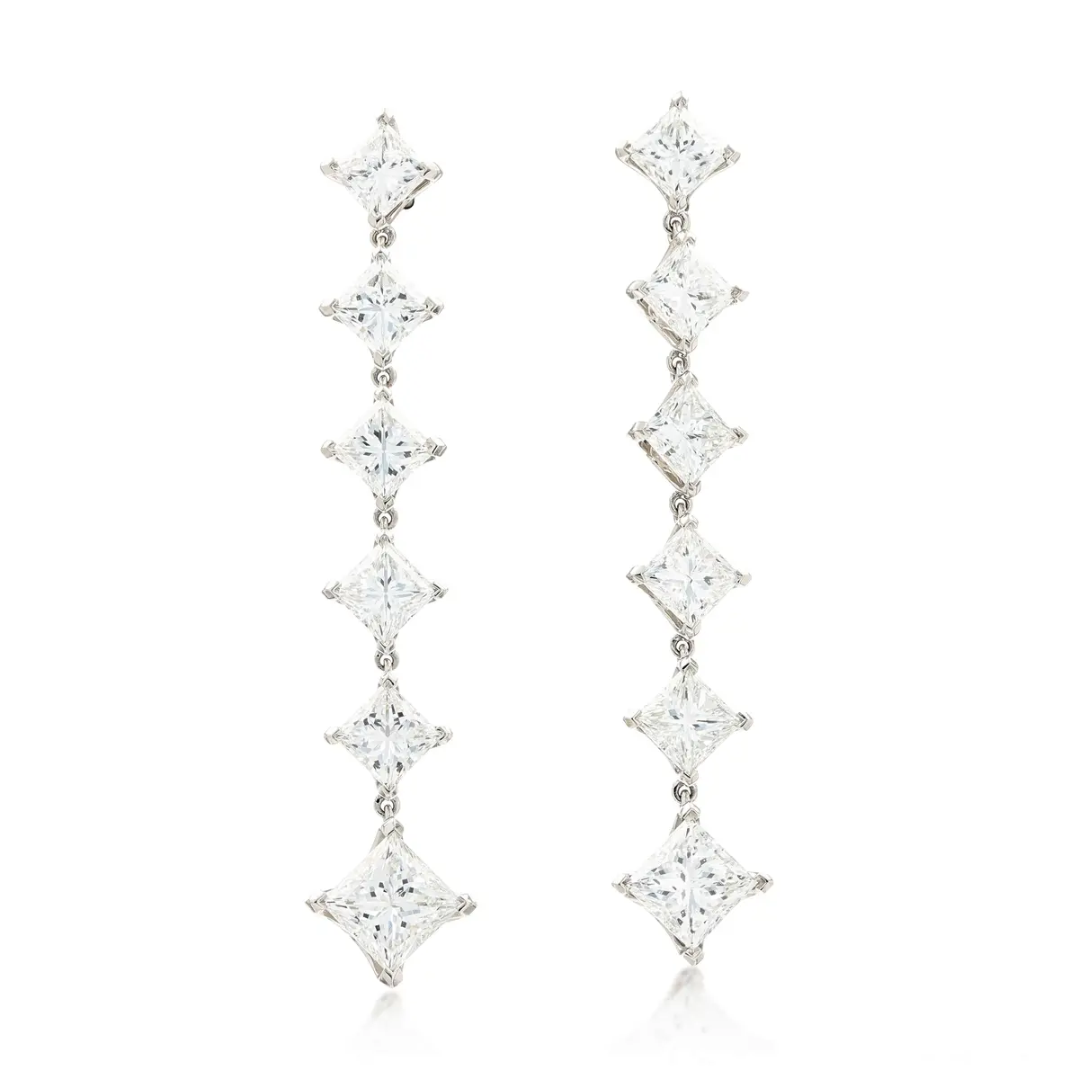 Paire de pendants d'oreille diamants | Pair of diamond pendent earrings