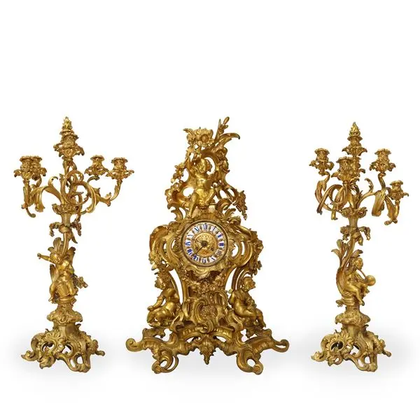 Trittico Luigi XVI in bronzo dorato composto da orologio e candelabri