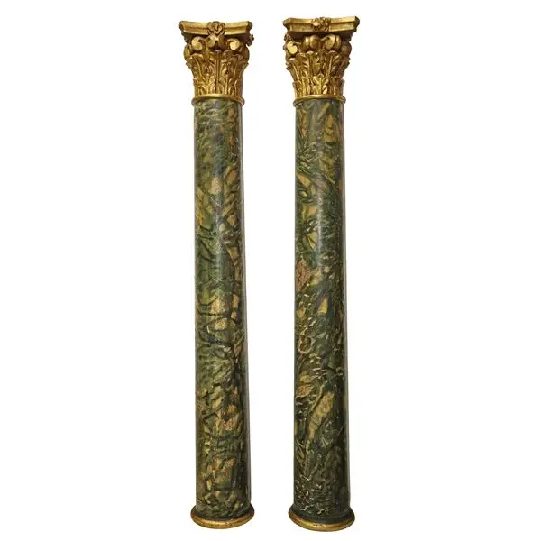 Coppia di grandi colonne in legno decorate a finto marmo con capitello