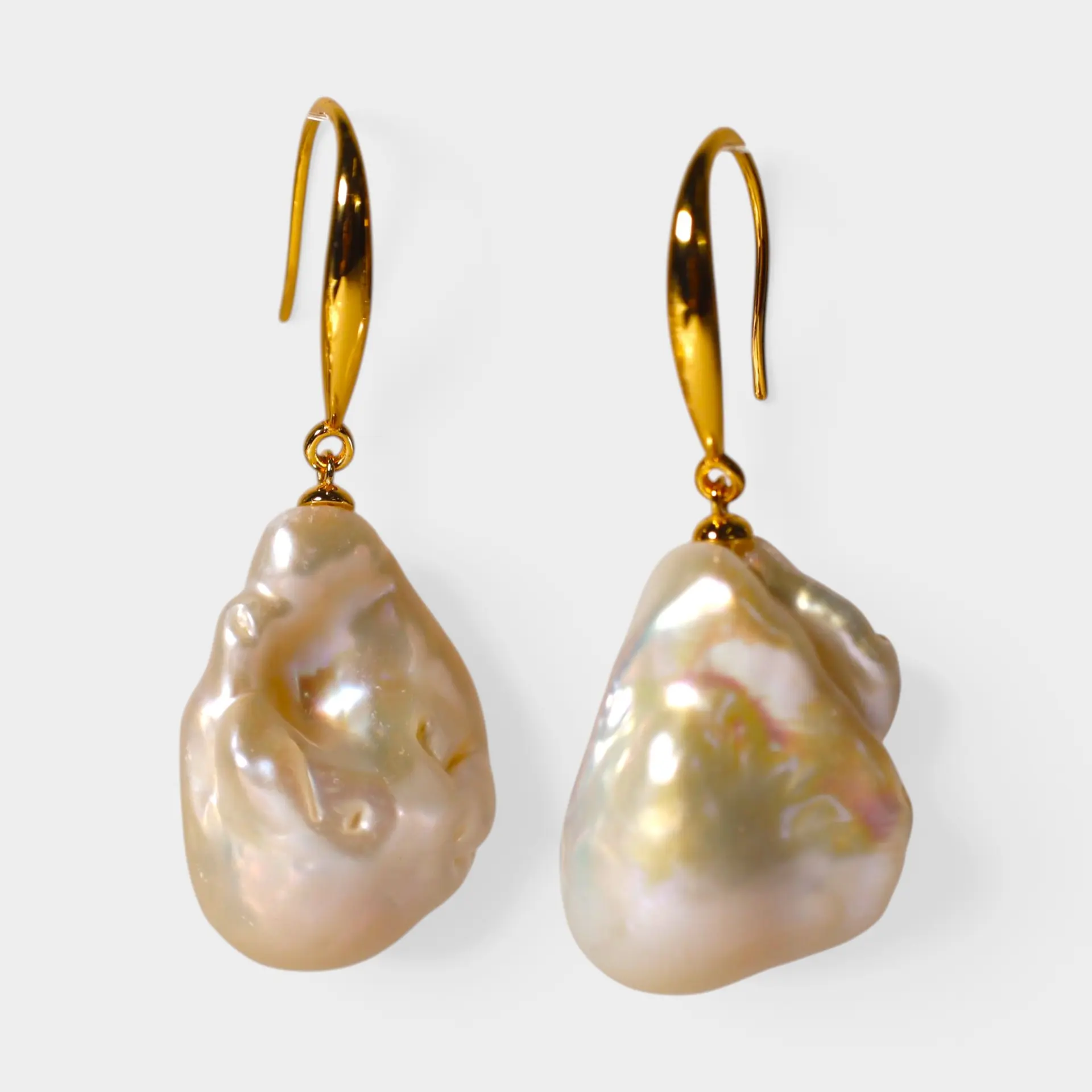 Pendientes en plata con baño de oro y perla barroca.