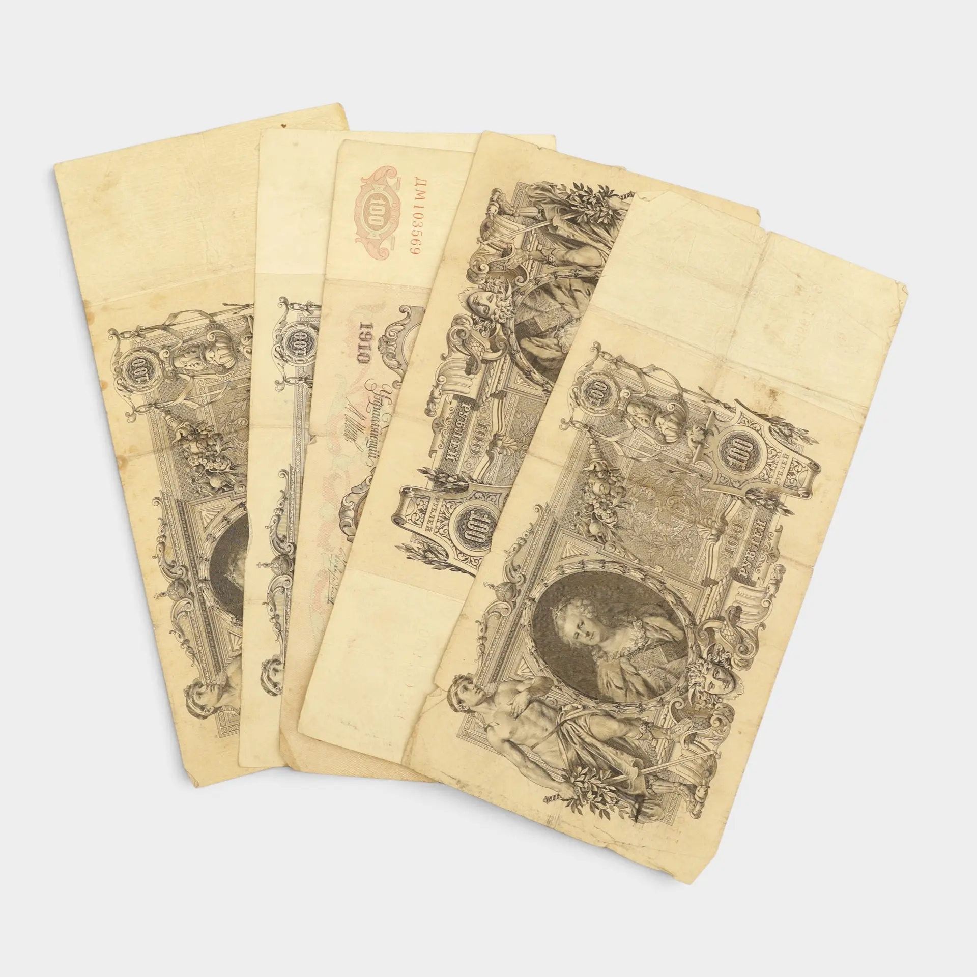 Cinco billetes rusos.
