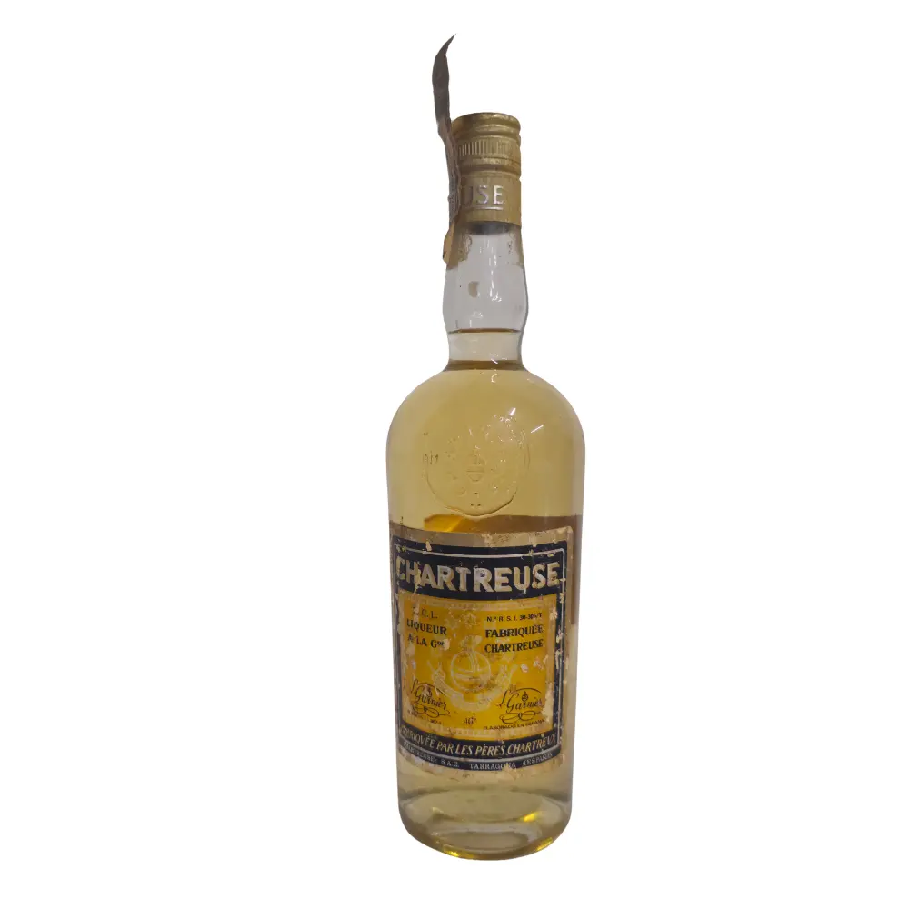 Botella de Chartreuse amarillo.