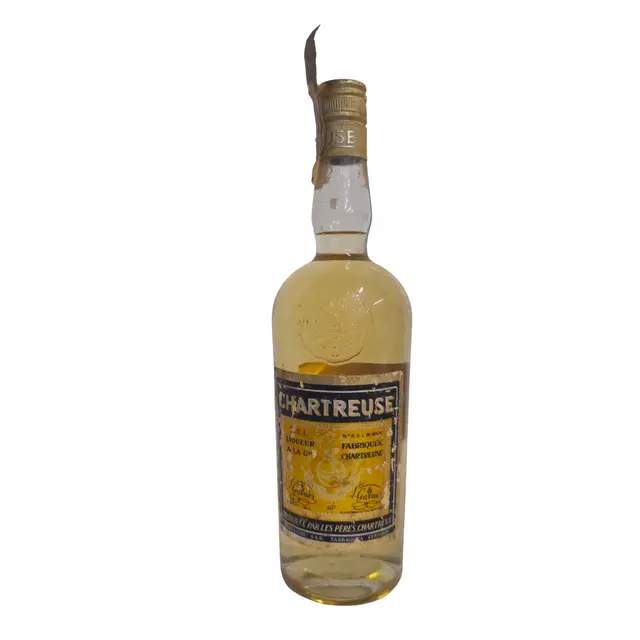 Botella de Chartreuse amarillo.