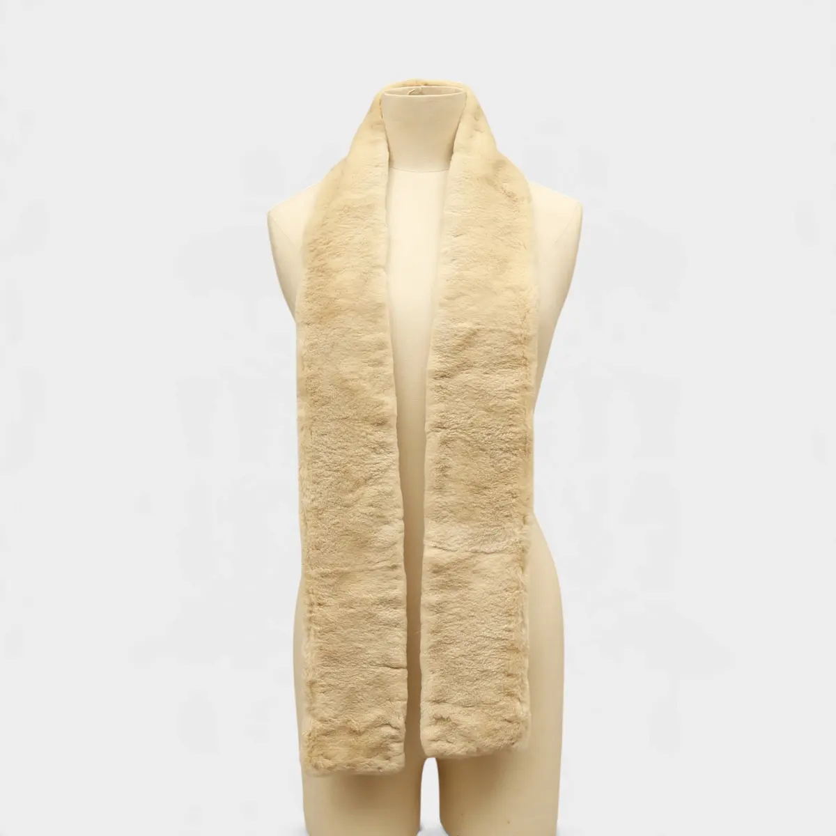 Cuello de visón rasado y forro en seda.