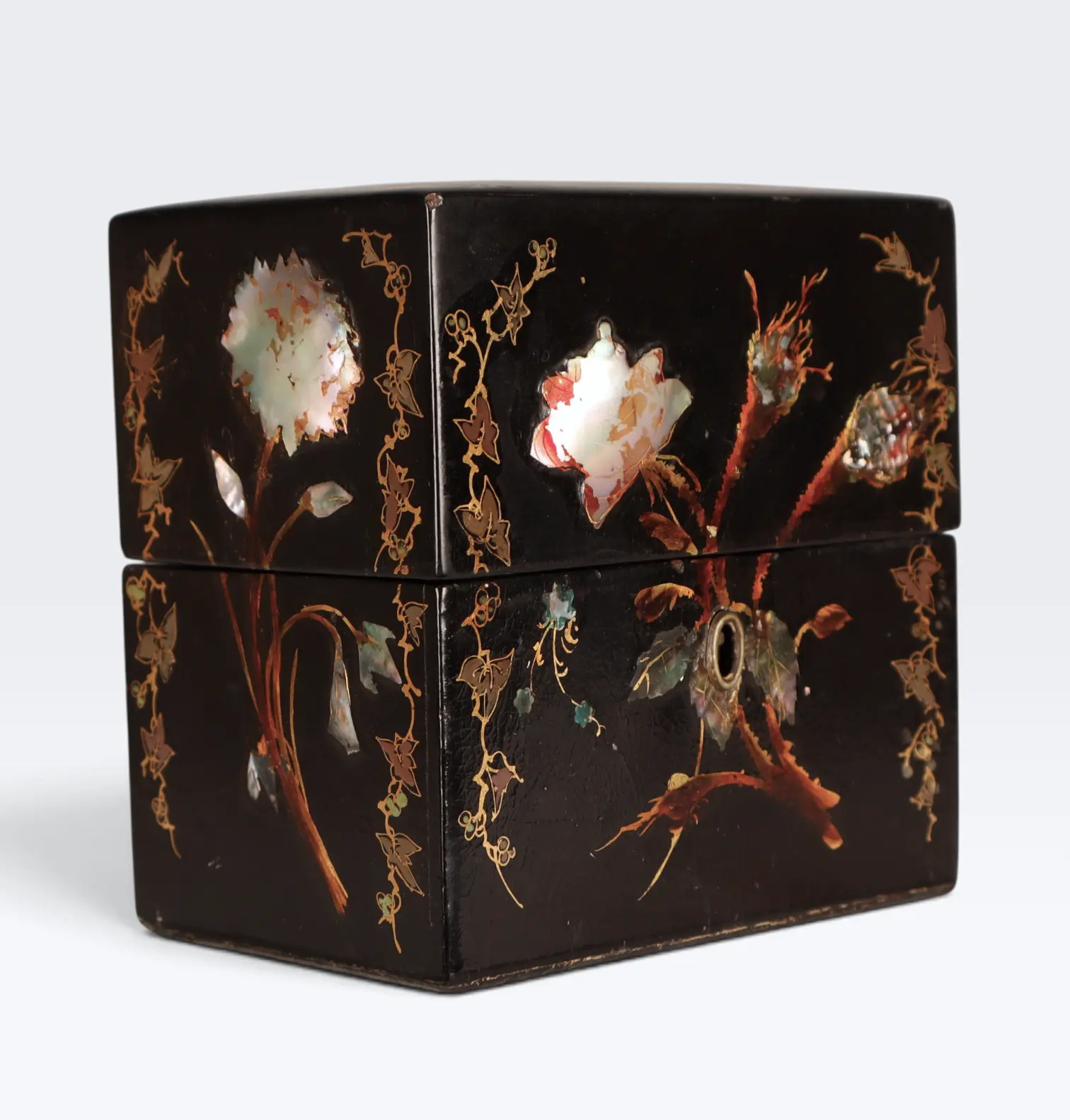 Caja para té victoriana en madera lacada con marquetería en nácar, hacia 1860.