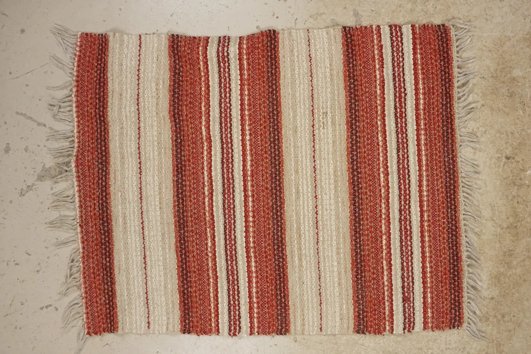 Matta röd/vit 85x68. B228/