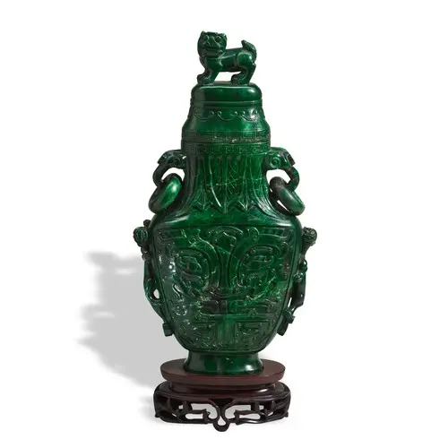 A MALACHITE ARCHAISTIC COVERED VASE LATE QING / REPUBLIC PER...
