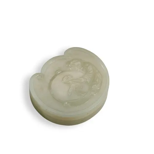 A SMALL WHITE JADE BOX AND COVER 19TH / 20TH CENTURY 青白玉婴戏图盖...