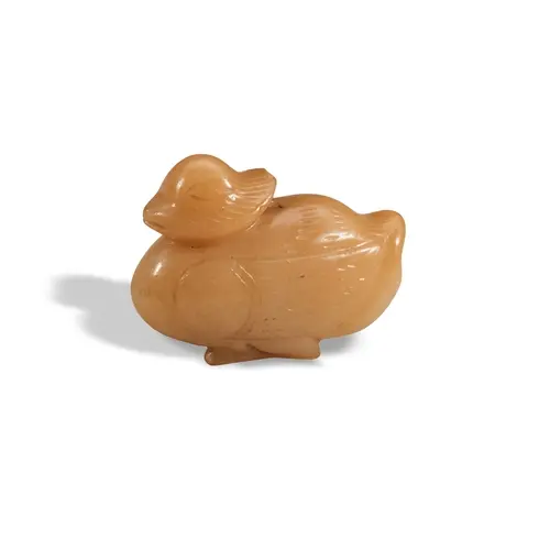 A YELLOW JADE 'DUCK' PENDANT 17TH / 18TH CENTURY 黄玉鸭 清 十七/十...