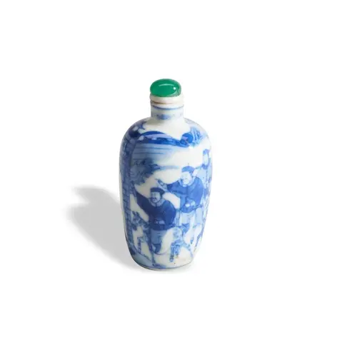 A BLUE AND WHITE SNUFF BOTTLE QING DYNASTY, 19TH CENTURY 青花人...