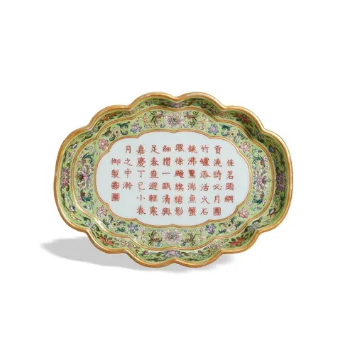 A LIME-GREEN GROUND FAMILLE-ROSE LOBED OVAL DISH 19TH / 20TH...