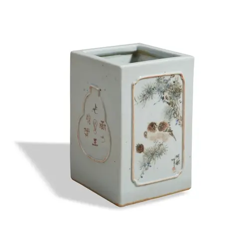 A FAMILLE ROSE BRUSHPOT LATE QING / EARLY REPUBLIC PERIOD 粉...