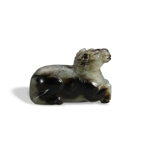 A GREY AND BLACK HORSE PENDANT MING DYNASTY (1368-1644) 灰白玉...