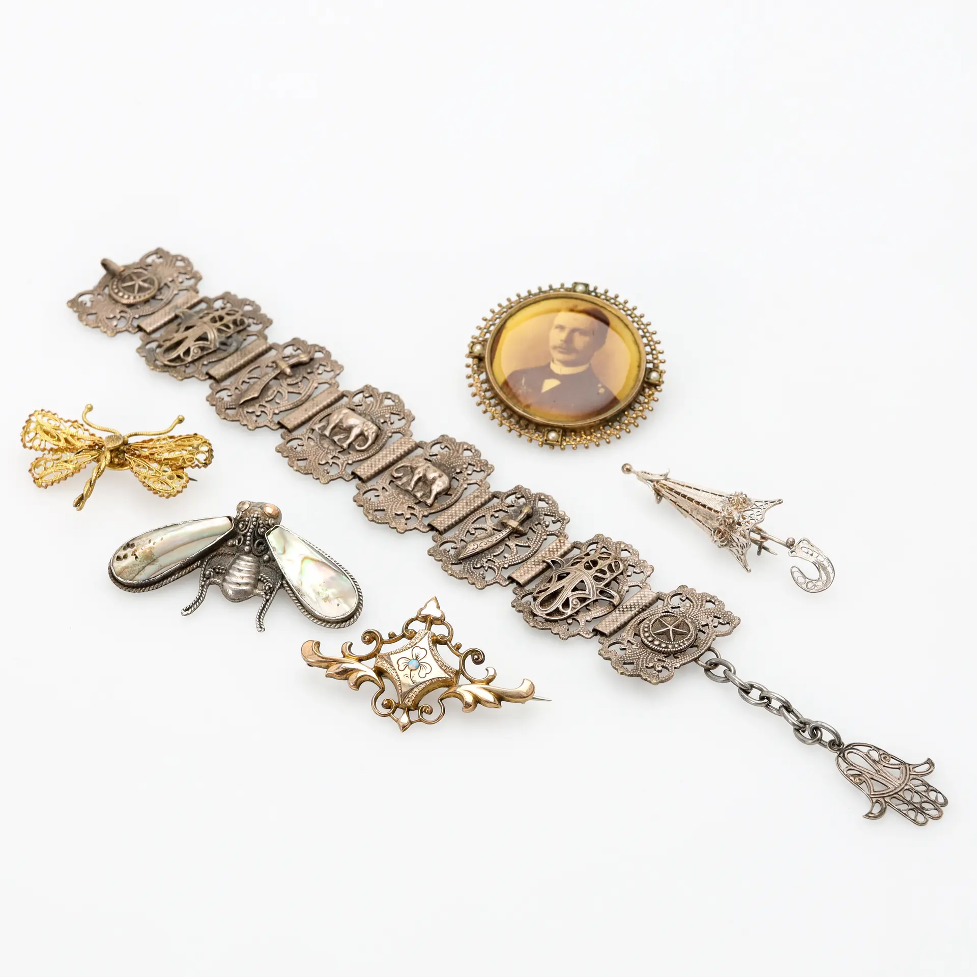 BROSCHER samt ARMBAND, 6 delar, silver, oädel metall samt pärlemor, 1900-tal.