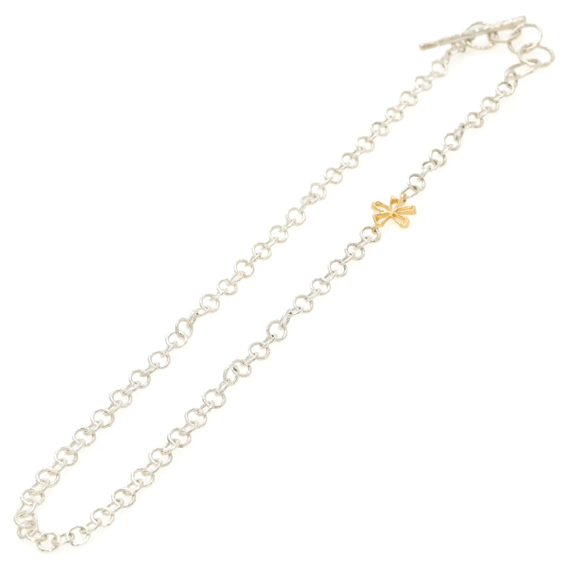 SANDBERG OF SWEDEN, collier, sterlingsilver samt blomma i 18 k guld