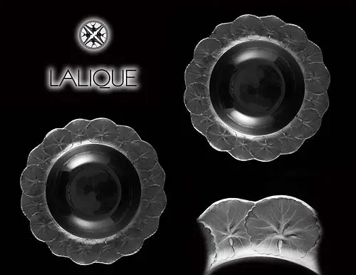 A Pair of French Lalique Geranium Honfleur Crystal Glass Plate, Signed