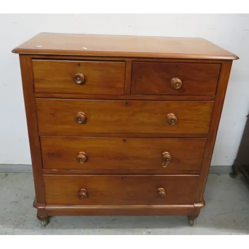 Antique Mahogany Chest of Drawers, 2 short over 3 long gradu...