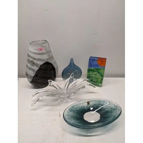 Mid to late 20th century art glass to include an Isle of Wig...
