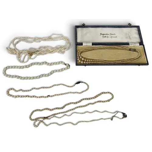 A GROUP OF PEARLS TO INCLUDE A NECKLACE WITH SILVER MOUNTS...