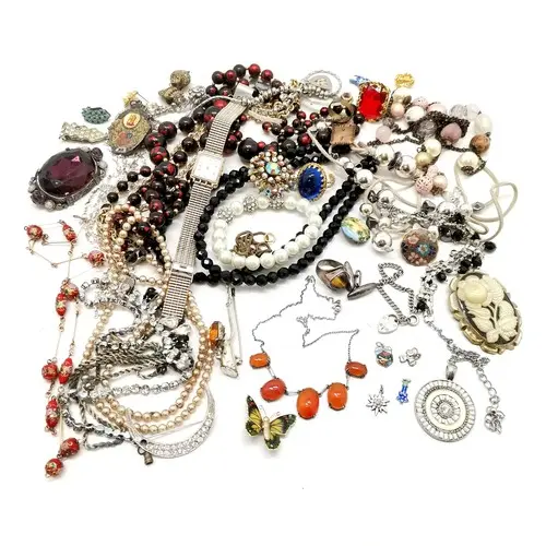 Quantity of silver jewellery incl. a silver bracelet with pa...