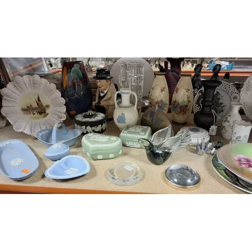 A GROUP OF CERAMICS, GLASS AND METALWARE, to include a bronz...